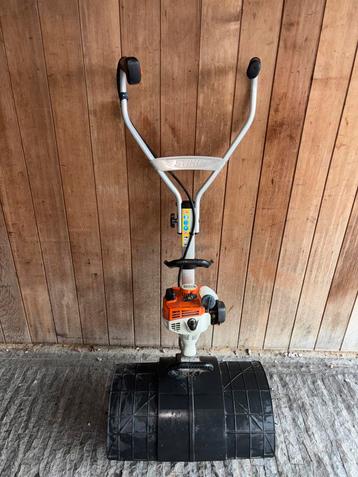 Stihl borstel-/veegmachine met afkantwiel – bijna nieuw beschikbaar voor biedingen