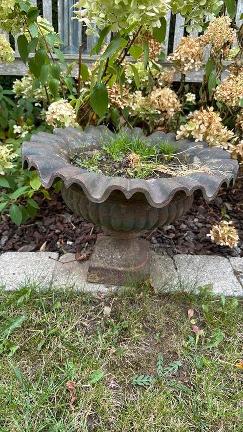 Antieke gietijzeren tuinurn / siervaas op voet, Tuin en Terras, Bloembakken en Plantenbakken, Gebruikt, Tuin, Ophalen