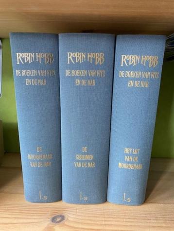 ROBIN HOBB DE BOEKEN VAN FITZ EN DE NAR DE COMPLETE TRILOGIE disponible aux enchères