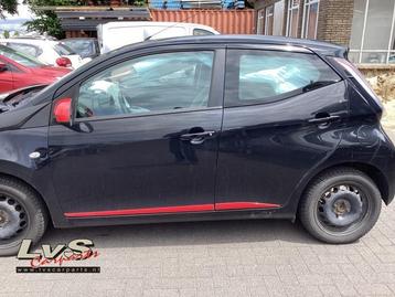 Portier 4Deurs links-voor van een Toyota Aygo beschikbaar voor biedingen