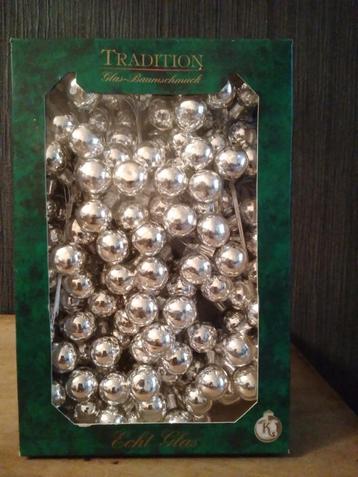 Doos vintage mini glazen kerstballetjes met steeltjes  beschikbaar voor biedingen