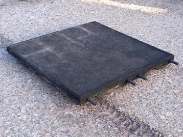 284 Rubber tegels 50x50x7. NU €4,25 per stuk beschikbaar voor biedingen