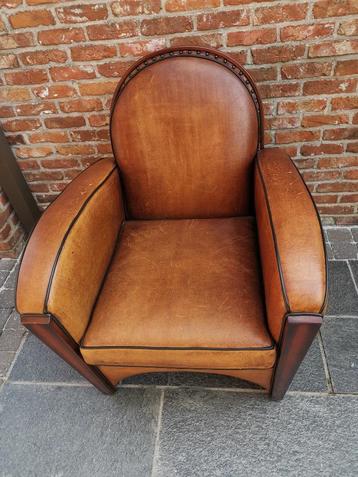 zetel in schapenleer beschikbaar voor biedingen