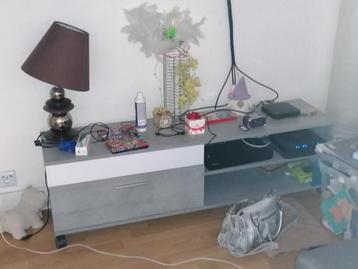 Tv meubel laag model op wieltjes met 2 bij horende kastjes beschikbaar voor biedingen