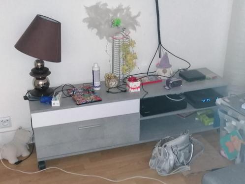 Tv meubel laag model op wieltjes met 2 bij horende kastjes, Huis en Inrichting, Kasten |Televisiemeubels, Gebruikt, Minder dan 100 cm