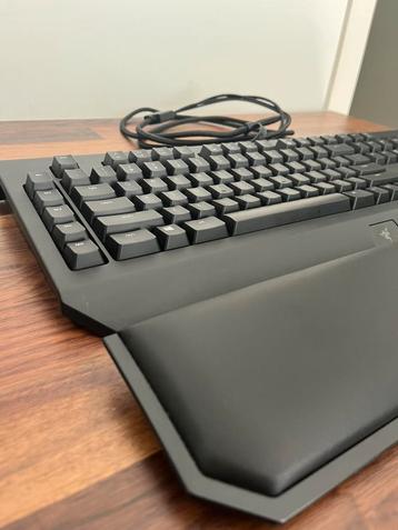 Logitech toetsenbord met pols ondersteuning beschikbaar voor biedingen