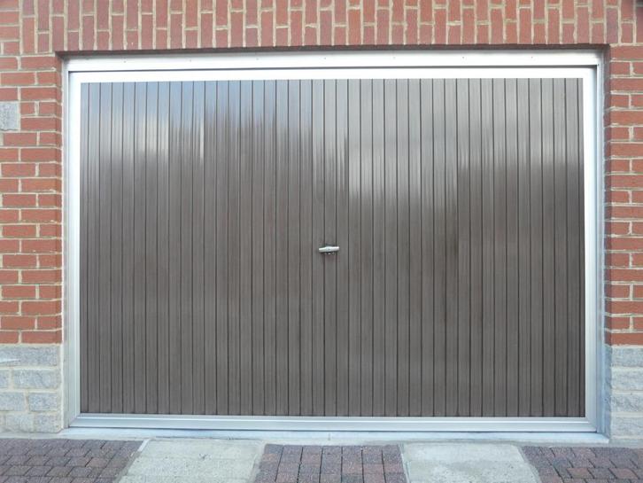 PORTE DE GARAGE BASCULANTE ET NON DEBORDANTE, Autos : Divers, Garages