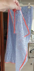 Écharpe étole dentelle bleu jean ciel bord fluo rose 70x190, Sans, Ophalen of Verzenden, Nieuw, Pashmina