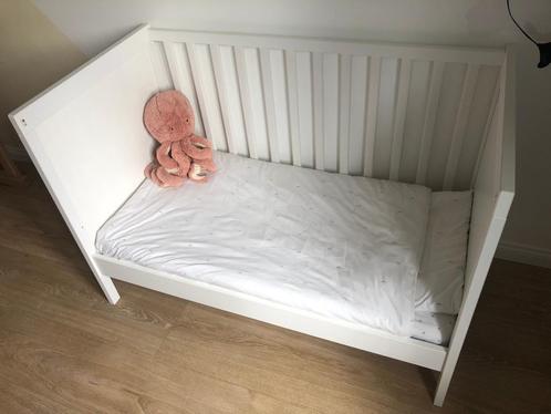 Lit bébé IKEA SUNDVIK (+ matelas et draps), Enfants & Bébés, Berceaux & Lits, Comme neuf, Lit