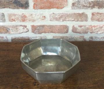 Portugese Achthoekige Tinnen Kom beschikbaar voor biedingen