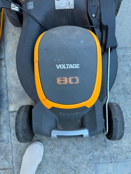 Grasmachine , bosmaaier en bladblazer, Tuin en Terras, Grasmaaiers, Gebruikt, Accu-grasmaaier, 50 cm of meer, Cirkelmaaier, Elektrische starter