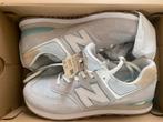 New Balance U574 Grey White Light Blue Gum, maat 47,5, nieuw, Sports & Fitness, Basket, Enlèvement ou Envoi, Neuf