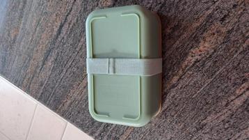 Lichtgroene lunchbox beschikbaar voor biedingen