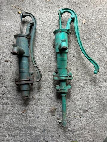 2 oude waterpompen beschikbaar voor biedingen