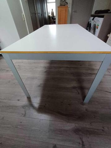 Witte Design tafel Zanotta ,makkelijk onderhoud,ZG staat beschikbaar voor biedingen