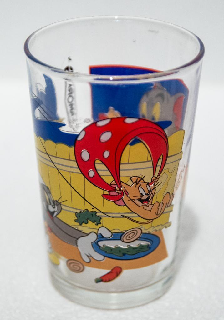 Verre Amora Tom & Jerry "TM & Turner Entertainment", Collections, Verres & Petits Verres, Comme neuf, Verre à eau, Enlèvement ou Envoi