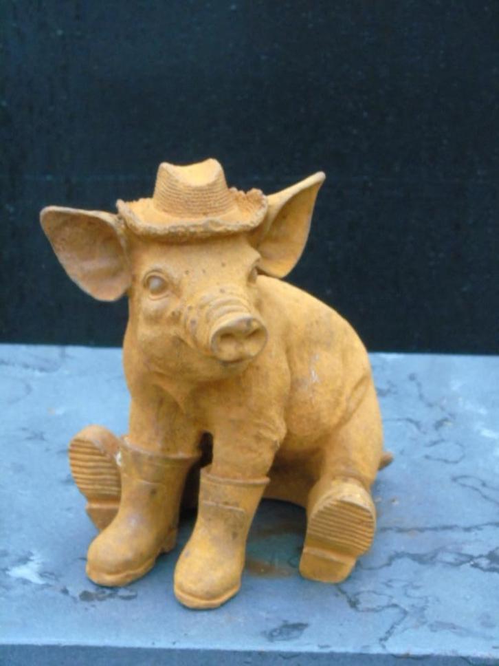 Een varken met een hoed en gietijzeren laarzen, Tuin en Terras, Tuinwanddecoratie, Nieuw, Ophalen