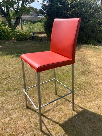 Moderne barkrukken met rood kunstleder en metalen frame beschikbaar voor biedingen