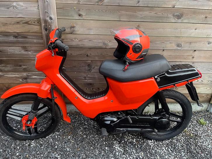 honda wallaroo a klasse met nieuwe helm, Fietsen en Brommers, Brommers | Honda, Zo goed als nieuw, Ophalen