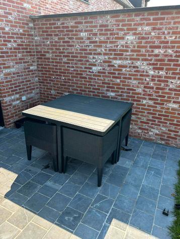 Tuintafel met kussens beschikbaar voor biedingen