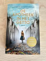 AMANDA BARRATT - De apotheek in het getto - Roman, 2024, Boeken, Romans, Amanda Barratt, Ophalen of Verzenden, Zo goed als nieuw