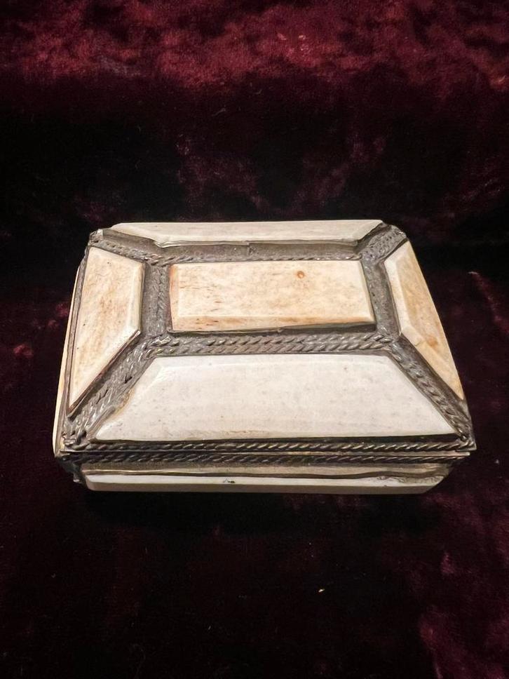 Antiek sieradendoosje met botinleg + rood fluwelen interieur, Antiek en Kunst, Antiek | Woonaccessoires, Ophalen of Verzenden