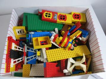 Lot de Lego spatial vintage + Lego Fabulu 3,4 kg disponible aux enchères