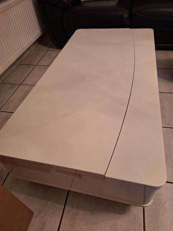 Witte woonkamertafel beschikbaar voor biedingen