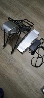 Batterie 36 volts avec chargeur et porte-bagages, Ophalen, Zo goed als nieuw