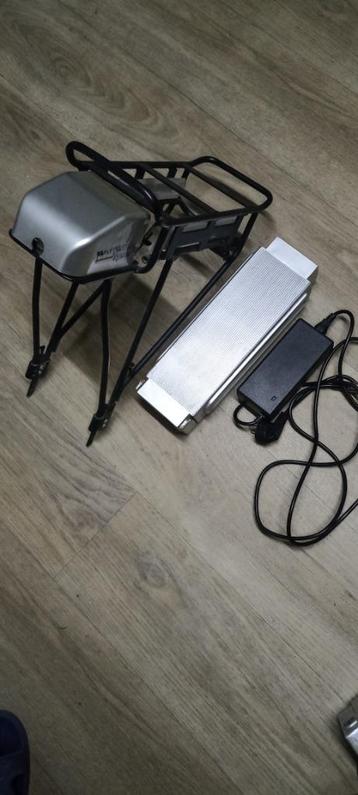 Batterie 36 volts avec chargeur et porte-bagages beschikbaar voor biedingen