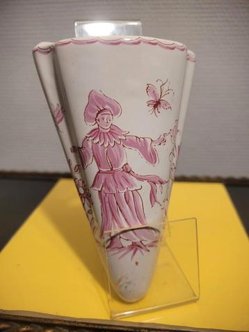 Moustiers vintage kegelvormige wandvaas beschikbaar voor biedingen