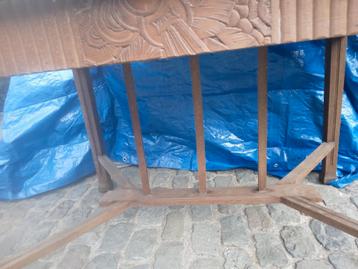 Oude tafel op te kuisen beschikbaar voor biedingen