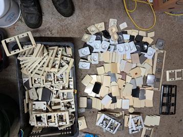 afdekplaten druktoeten enz   pr 20 beschikbaar voor biedingen