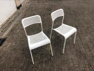 Witte stoelen beschikbaar voor biedingen