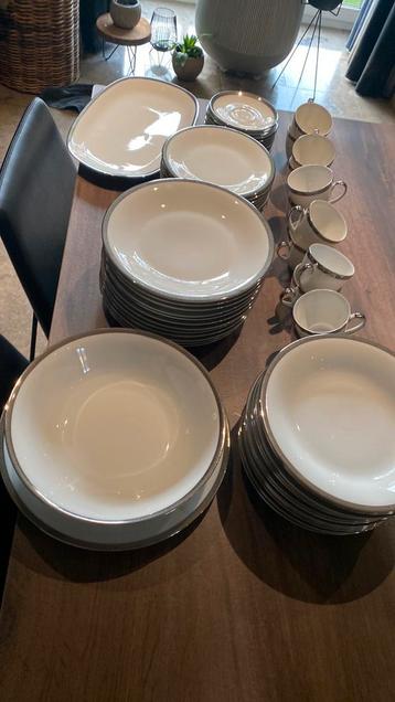 Eet en koffieservies wit met zwart/ zilver boord van bavaria beschikbaar voor biedingen