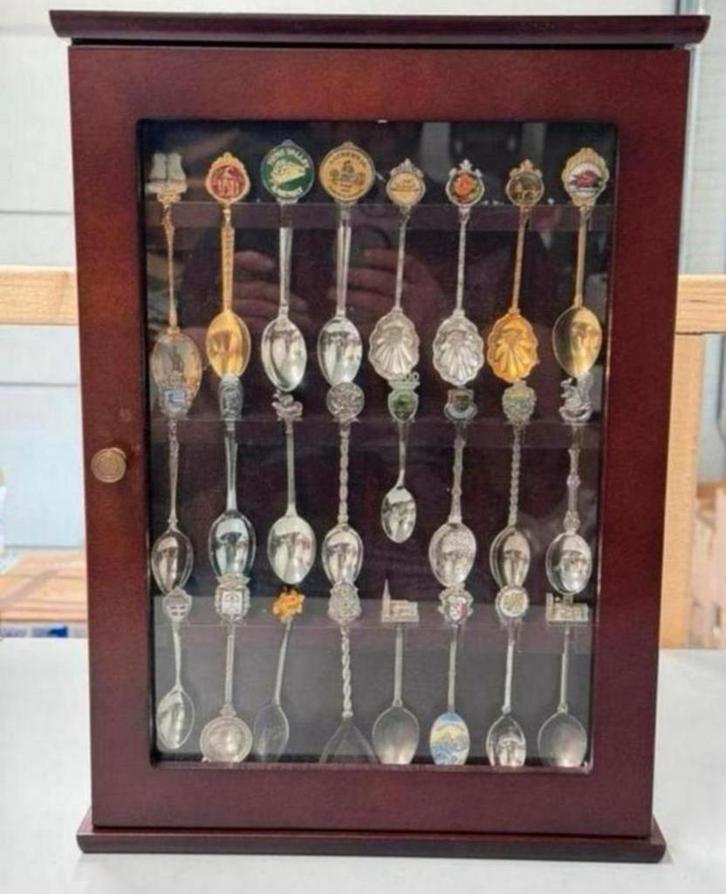 Antiek vitrine-wandkast met 24 souvenier lepels lepel oud, Antiek en Kunst, Antiek | Bestek, Ophalen of Verzenden