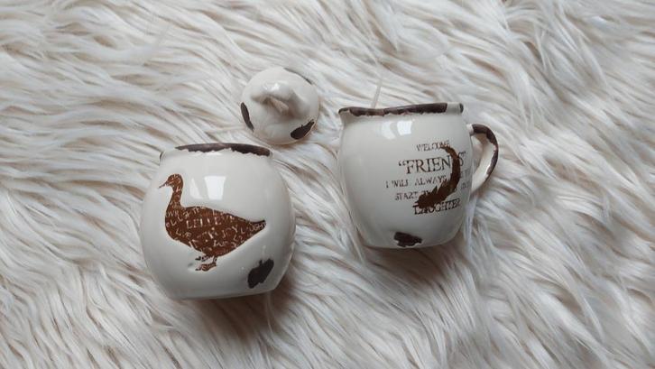Melk- en suikerpot "Welcome friends", Huis en Inrichting, Keuken | Servies, Ophalen of Verzenden