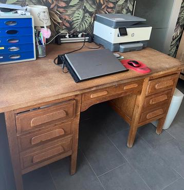 Grote bureau en archiefkast beschikbaar voor biedingen