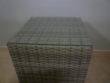 2 NIEUWE bijzettafeltjes wicker met glazen blad beschikbaar voor biedingen