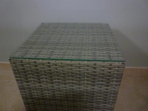 2 NIEUWE bijzettafeltjes wicker met glazen blad, Huis en Inrichting, Tafels | Bijzettafels, Nieuw, Vierkant, 45 tot 60 cm, Minder dan 55 cm