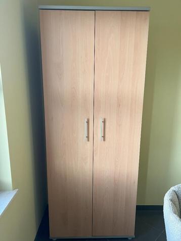 Bureau met 1 dubbelkast beschikbaar voor biedingen
