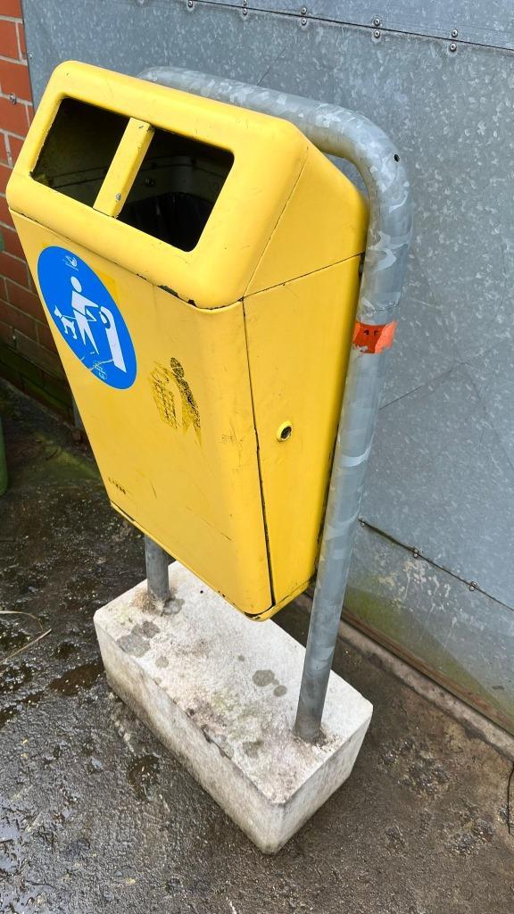 prullenbak, vuilnisbak, op betonnen voet capitole 2 stuks, Huis en Inrichting, Woonaccessoires | Prullenbakken, Gebruikt, Metaal