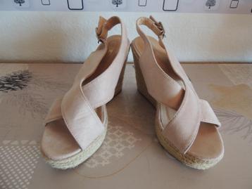 Chaussures - Pointure 39 - Sandales rose clair beschikbaar voor biedingen