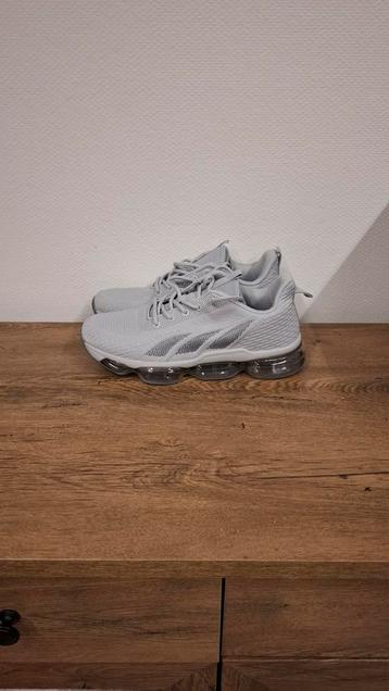 nieuwe wandelschoenen . loopschoenen  disponible aux enchères
