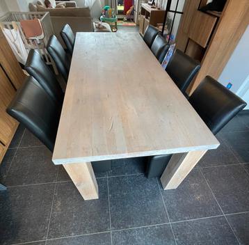 Houten tafel met 10 stoelen beschikbaar voor biedingen