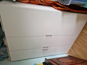 Witte kleerkast  beschikbaar voor biedingen