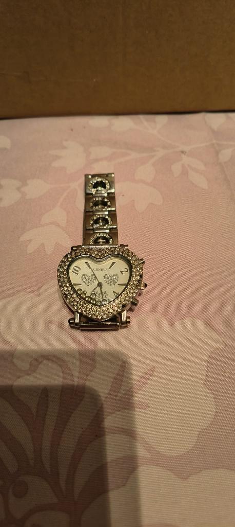 Dameshorloge van Geneva met strass-steentjes, Bijoux, Sacs & Beauté, Montres | Femmes, Utilisé, Montre-bracelet, Autres marques