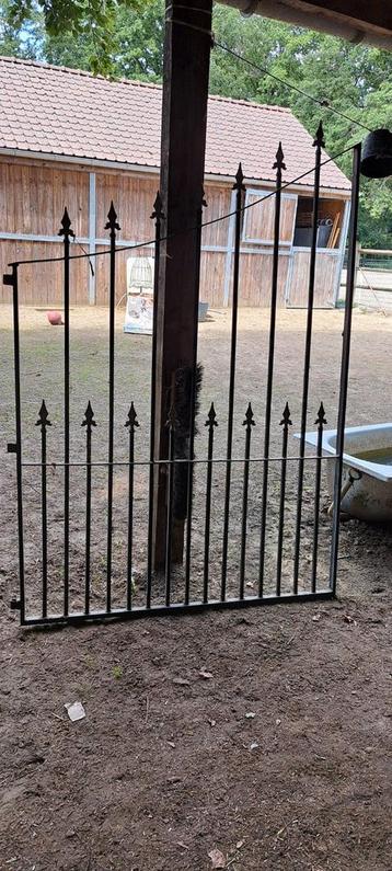 Zwarte Landelijke smeedijzere poort   beschikbaar voor biedingen