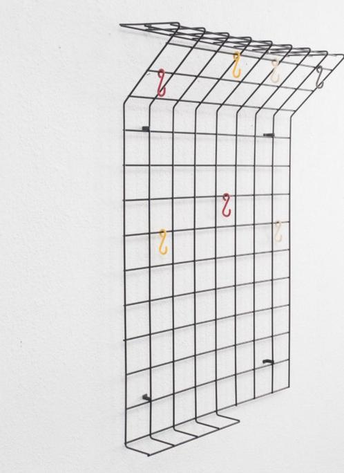 String Coat rack by Karl Fichtel 50s., Huis en Inrichting, Woonaccessoires | Kapstokken, Zo goed als nieuw, Wandkapstok, 100 tot 150 cm