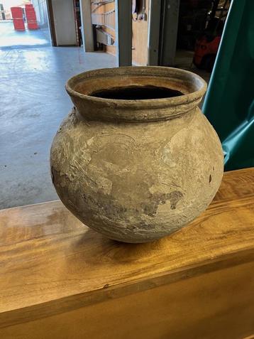 Oude Stenen Vaas staat mooi in Sober/Landelijk Interieur beschikbaar voor biedingen